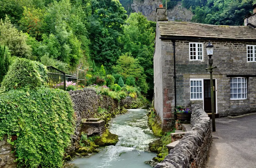 Romantic Cottage with a Hot Tub in the Heart of the Peak District